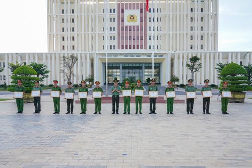 Trao Bằng khen cho các tập thể, cá nhân có thành tích xuất sắc tại Lễ chào cờ đầu tháng.