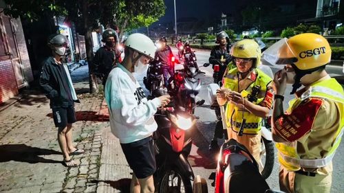 Tổ tuần tra thanh niên làm nhiệm vụ phòng chống tội phạm từ 21h đến 3h sáng hôm sau.