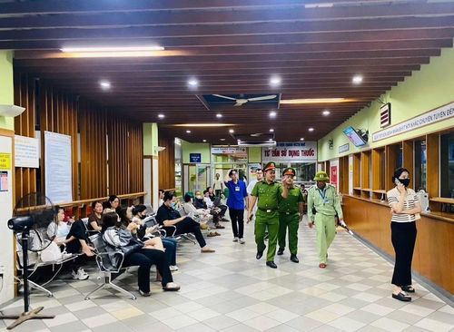 Tuổi trẻ Công an TP Huế tuần tra, nhắc nhở bệnh nhân và người nhà cất giữ tài sản tại Bệnh viện Trung ương Huế.