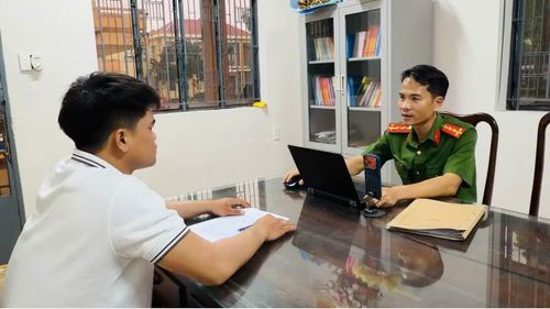 Điều tra viên Công an phường Bình Phước làm việc với đối tượng Dương Đại Long.