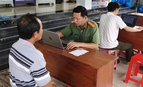 Công an tỉnh Tây Ninh tuyên truyền phòng, chống xuất nhập cảnh trái phép với đội ngũ hành nghề xe ôm ở khu vực biên giới.