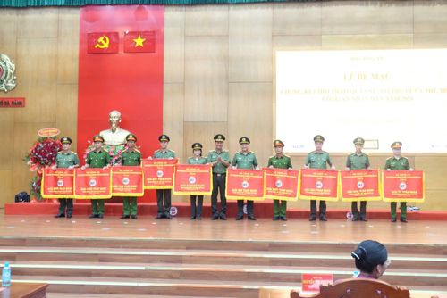 Thiếu tướng Lê Hồng Hiệp trao Cờ toàn đoàn cho các đơn vị đạt thành tích xuất sắc tại Vòng chung kết Hội thao CAND năm 2026.