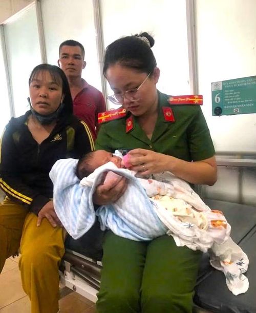 Bé gái đang được cán bộ, chiến sĩ Công an cùng Hội Phụ nữ xã chăm sóc tại Trung tâm Y tế Cư Kuin.