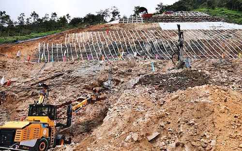 Những mũi khoan đầu tiên mang theo kỳ vọng xóa bỏ sự hiểm trở của tuyến giao thông qua đỉnh đèo Ô Quy Hồ, nối Lào Cai với Lai Châu, đi lại dễ dàng và rút ngắn thời gian. Ảnh: Khắc Kiên