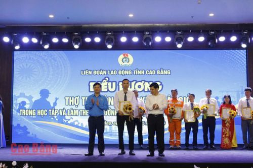 Anh Lương Văn Khiêm tại Lễ biểu dương thợ thủ công, thợ kỹ thuật giỏi trong học tập và làm theo tư tưởng, đạo đức, phong cách Hồ Chí Minh năm 2026.