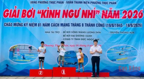 Ban Tổ chức trao giải cho các vận động viên.