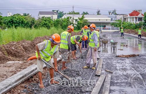 Đơn vị thi công huy động tối đa nhân lực, thiết bị để hoàn thành hệ thống hạ tầng kỹ thuật Khu tái định cư giáp Trường Tiểu học Nguyễn Thị Định (phường Bạc Liêu) đúng tiến độ.