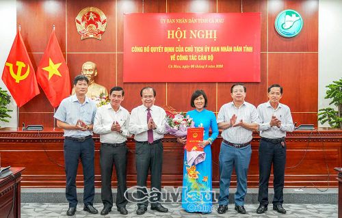 Phó Chủ tịch UBND tỉnh Nguyễn Minh Luân trao quyết định, tặng hoa đ