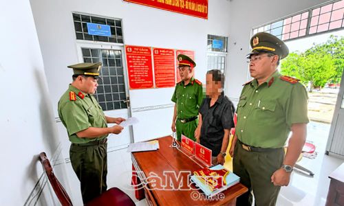 Cơ quan An ninh điều tra Công an tỉnh Cà Mau tống đạt quyết định khởi tố bị can đối với L.V.I về hành vi "Sử dụng trái phép vũ khí quân dụng".
