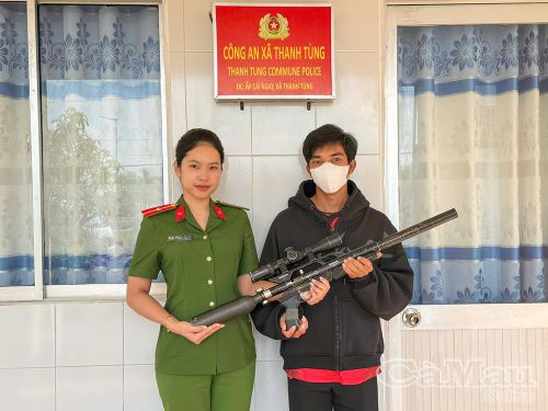 Người dân tự nguyện giao nộp vũ khí, công cụ hỗ trợ, góp phần bảo đảm an ninh, trật tự trên địa bàn.