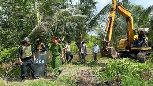 Các lực lượng phối hợp xác định vị trí đất và bảo vệ hiện trường trong quá trình cưỡng chế.