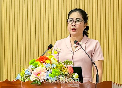  Đồng chí Nguyễn Hằng Ni, Chủ tịch Ủy ban MTTQ Việt Nam xã Thới Bình, Cụm trưởng Cụm thi đua số 8, báo cáo kết quả công tác thi đua 6 tháng đầu năm của cụm.