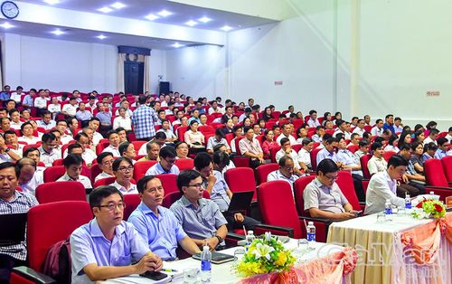  Gần 300 cán bộ quản lý, giáo viên chủ chốt các trường THCS, THPT trên địa bàn tỉnh tham dự hội nghị.