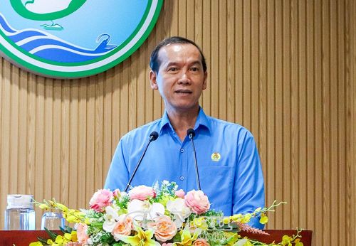 Đồng chí Lý Công Bắc, Phó Chủ tịch Ủy ban MTTQ Việt Nam tỉnh Cà Mau, Chủ tịch Liên đoàn Lao động tỉnh, thông tin tình hình đoàn viên, người lao động và định hướng nội dung thảo luận tại diễn đàn.