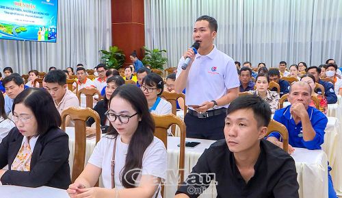 Anh Nguyễn Chánh Toán, đoàn viên Công đoàn phường Tân Thành, kiến nghị tăng cường bảo vệ quyền lợi người lao động, nhất là việc thực hiện chế độ tiền lương, tiền thưởng và thanh toán tiền làm thêm giờ.