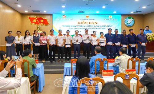 Phó Chủ tịch HĐND tỉnh Phan Hoàng Vũ (bên trái) và Phó Chủ tịch Ủy ban MTTQ Việt Nam tỉnh Cà Mau Bùi Minh Hải trao quà cho đoàn viên, công nhân lao động.