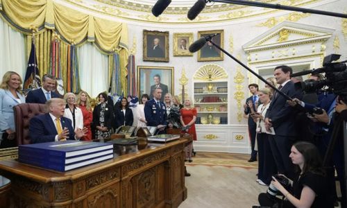 Tổng thống Mỹ Donald Trump trong Phòng Bầu Dục - Ảnh: AP
