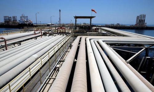 Nhà máy lọc dầu và cảng dầu Ras Tanura của công ty Saudi Aramco ở Ả Rập Xê Út- Ảnh: Reuters