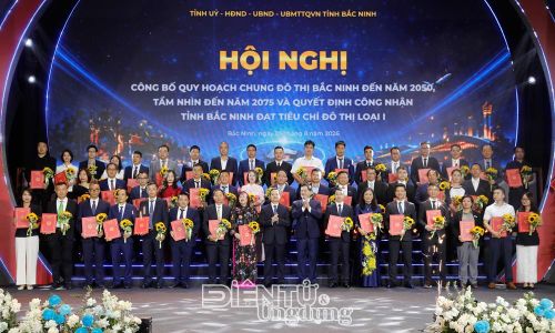Đồng chí Nguyễn Hồng Thái và đồng chí Phạm Hoàng Sơn trao quyết định chấp thuận đầu tư cho đại diện các doanh nghiệp trên địa bàn tỉnh.