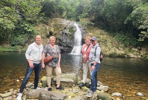 Du khách quốc tế trải nghiệm chuyến trekking núi rừng tại xã Hoành Mô, Quảng Ninh.