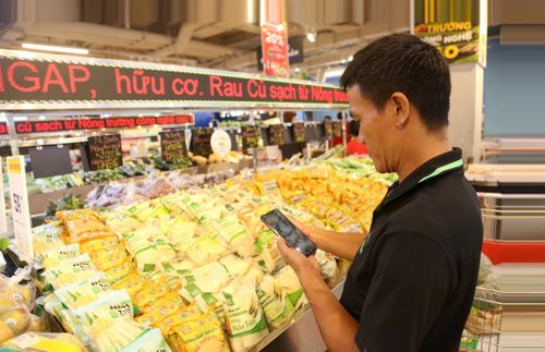 Người tiêu dùng truy xuất nguồn gốc nông sản tại siêu thị Winmart (phường Cầu Giấy). Ảnh: Đỗ Tâm