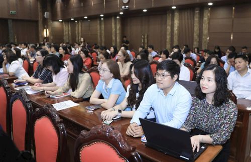 Các đại biểu dự Hội nghị toàn quốc nghiên cứu, học tập, quán triệt và triển khai thực hiện Nghị quyết Hội nghị lần thứ ba, Ban Chấp hành Trung ương Đảng khóa XIV tại điểm cầu Thành ủy Hà Nội. Ảnh: Quang Thái