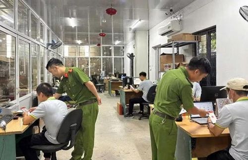 Cán bộ Đội chữa cháy và cứu nạn, cứu hộ khu vực số 30 (Công an thành phố Hà Nội) hướng dẫn cài đặt ứng dụng “Báo cháy 114” cho người dân tại xã Tây Phương. Ảnh: Nguyễn Hưng