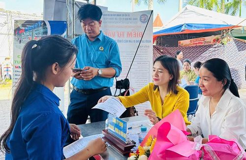 Tư vấn cho người lao động tại Sàn giao dịch việc làm do Trung tâm Dịch vụ việc làm thành phố Hồ Chí Minh tổ chức. Ảnh: Trung Tâm
