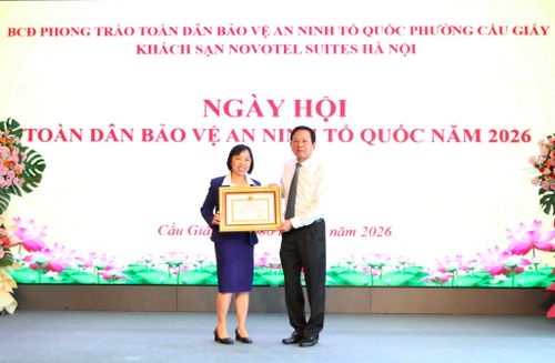 Thừa ủy quyền của thành phố, Chánh Thanh tra thành phố Hà Nội Trần Đức Hoạt trao Bằng khen cho đại diện khách sạn Novotel Suites - đơn vị thực hiện mô hình "Khách sạn chủ động, an ninh vững bền". Ảnh: Vân Nhi