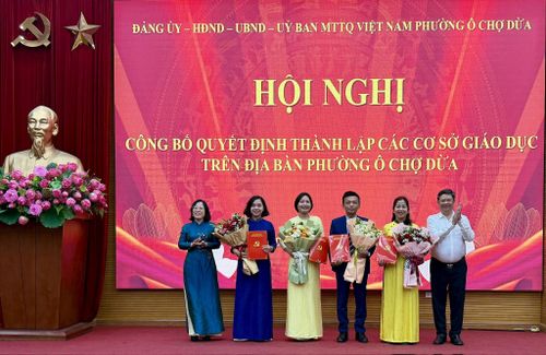 Lãnh đạo phường Ô Chợ Dừa trao quyết định thành lập các Đảng bộ trường học và chỉ định bí thư cấp ủy. Ảnh: Võ Giang