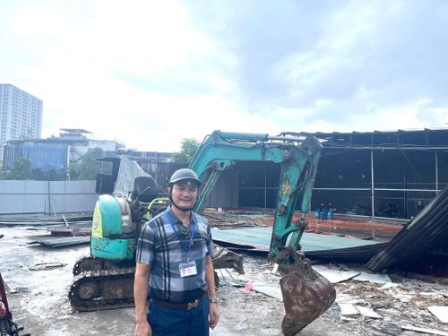 Phó Chủ tịch UBND phường Thanh Liệt Trình Quốc Thắng tại buổi triển khai xử lý vi phạm ngày mùng 6-8. Ảnh: Đào Tuyết