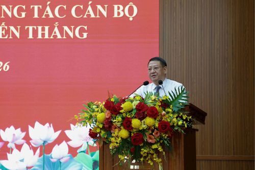 Thành ủy viên, Bí thư Đảng ủy, Chủ tịch HĐND xã Hoàng Anh Tuấn phát biểu tại hội nghị. Ảnh PV