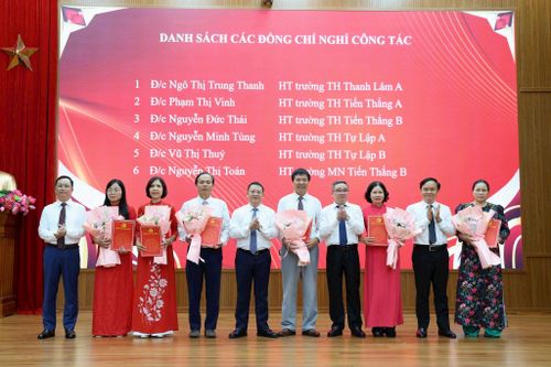 Lãnh đạo xã tặng hoa tri ân các đồng chí nghỉ công tác. Ảnh PV