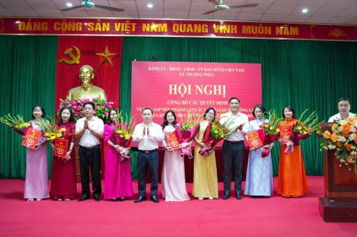 Lãnh đạo xã Thượng Phúc trao các quyết định cán bộ. Ảnh: Nguyên Hương