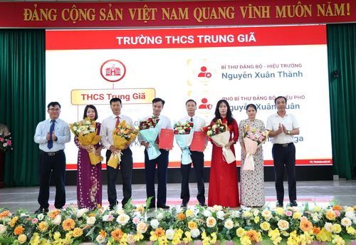 Lãnh đạo xã Trung Giã trao quyết định thành lập Trường THCS Trung Giã. Ảnh: Đ.H