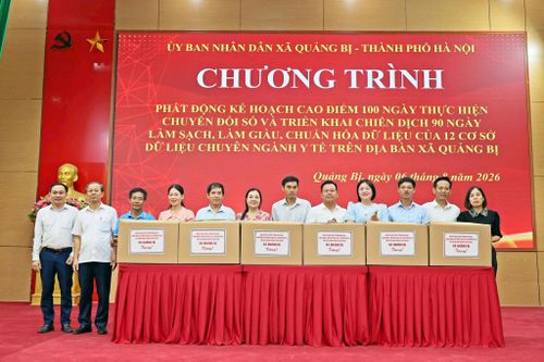 UBND xã trao tặng máy tính cho 19 thôn trên địa bàn. Ảnh: Phương Liên