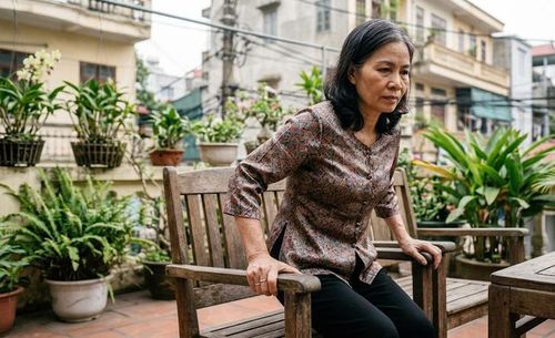 Đứng lên khỏi ghế khó khăn hơn là một trong những dấu hiệu cảnh báo cơ thể bị mất cơ ở tuổi trung niên. Ảnh AI.