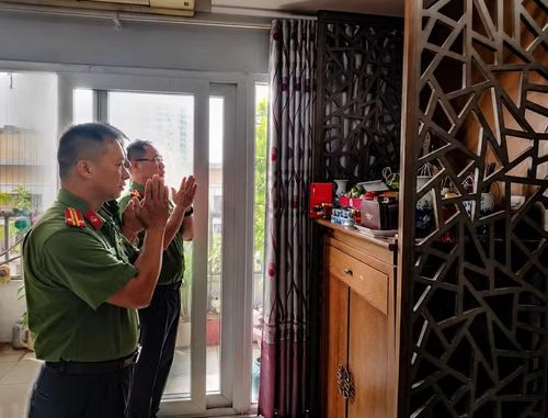 Được sự phân công của cấp Ủy - Ban Biên tập An ninh Thủ đô, nằm trong chuỗi những hoạt động hướng đến kỷ niệm 50 năm Ngày Báo An ninh Thủ đô phát hành số đầu tiên (15/8/1976-15/8/2026), chiều 6-8-2026, tổ công tác của Báo đã đến tư gia để thắp hương, trao quà của đơn vị, tri ân cố nhà báo - Thượng tá Trần Thị Hoàng Trâm.