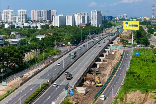  Hàng chục trụ cầu cạn nằm hai bên cầu vượt Đỗ Xuân Hợp đã thi công hoàn thành, đang chờ lao lắp dầm cầu. 