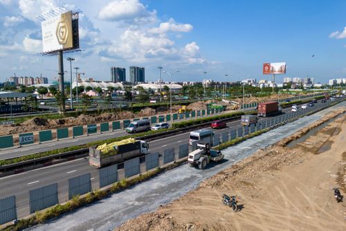  Đoạn qua khu đô thị The Global City đang được thi công cấp phối đá dăm, sẵn sàng thảm nhựa những km đầu tiên của dự án. 