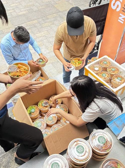 Đình Chiến cùng cộng sự trong ngày khai trương cuối tháng 7. Chàng trai cho biết việc kinh doanh riêng giúp mình tự làm chủ cuộc sống và có nhiều thời gian hơn để quan tâm gia đình.
