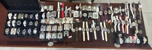  Tang vật đồng hồ giả mạo nhãn hiệu nổi tiếng được phát hiện trong vụ án liên quan đến Bùi Bích Thuận (SN 1986) bị Cơ quan Cảnh sát điều tra Công an tỉnh Quảng Ninh khởi tố về "Tội xâm phạm quyền sở hữu công nghiệp" theo Điều 226 Bộ luật Hình sự. 