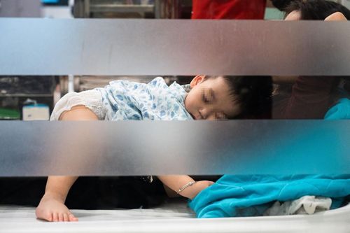 Không chỉ trẻ có bệnh nền, ngay cả trẻ khỏe mạnh cũng có thể diễn tiến nặng khi mắc cúm. Ảnh: Đinh Hà.