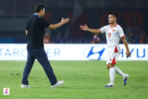 Sau hai trận đầu dùng đội hình dễ đoán, HLV Kim vừa trở lại với "bài tủ" xoay tua khó lường. Ảnh: Minh Chiến.