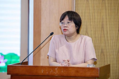  Bà Khúc Thị Hoa Phượng - Giám đốc, Tổng biên tập NXB Phụ nữ Việt Nam - chia sẻ kinh nghiệm hoạt động tự chủ của NXB. Theo bà Hoa Phượng, khoảng 90% doanh thu NXB tới từ sách tự in, 10% tới từ sách làm với đơn vị liên kết. Tổng biên tập NXB Phụ nữ Việt Nam cho rằng việc tự chủ về nội dung giúp NXB có một cộng đồng độc giả trung thành qua nhiều năm. Ngoài ra, bà Hoa Phượng cũng nêu khó khăn của NXB trong bối cảnh chi phí sàn thương mại điện tử tăng, sách in lậu vẫn hoành hành. 