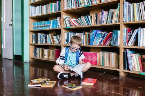 Cha mẹ không nên ép buộc hay khiến trẻ cảm thấy đọc sách là một hình phạt. Ảnh: Pexels.