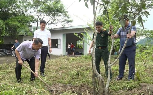 Các đại biểu cùng người dân tham gia trồng cây góp phần tạo cảnh quan xanh - sạch - đẹp