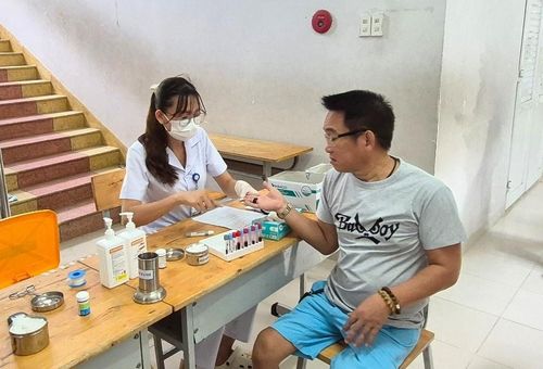 Bác sĩ lấy mẫu máu để xét nghiệm
