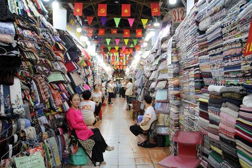 Các sạp vải trong chợ Tân Định