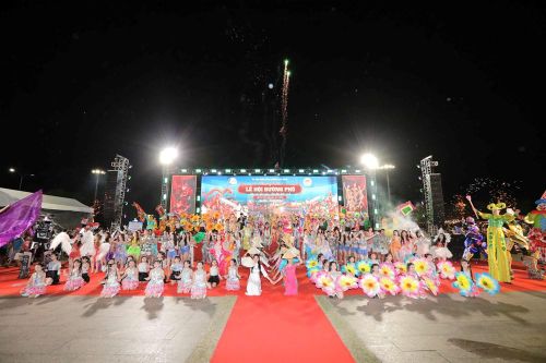 Lễ hội đường phố quy tụ khoảng 500 diễn viên, nghệ nhân và lực lượng tham gia diễu hành, tái hiện nhiều loại hình nghệ thuật truyền thống đặc sắc như: hát bội, bài chòi, võ cổ truyền Bình Định, múa Chăm, carnival nghệ thuật hiện đại… Ảnh: UBND phường Quy Nhơn